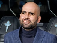 Claudio Giráldez, entrenador del Celta, sentado en el banquillo de Balaídos.