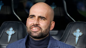 Claudio Giráldez, entrenador del Celta, sentado en el banquillo de Balaídos.