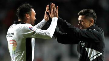 Futbol, Everton vs Colo Colo.
Fecha 16, campeonato Nacional 2022.
El jugador de Colo Colo Gabriel Suazo, izquierda, celebra su gol contra Everton junto a Pablo Solari durante el partido de primera division disputado en el estadio Sausalito de Vina del Mar, Chile.
01/07/2022
Andres Pina/Photosport
Football, Everton vs Colo Colo.
16th round, 2022 National Championship.
Colo Colo's player Gabriel Suazo, left, celebrates with Pablo Solari after scoring against Everton during the first division match held at the Sausalito stadium in Vina del Mar, Chile.
01/07/2022
Andres Pina/Photosport