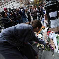 “Friends” apartment filled with flowers as tribute to Matthew Perry