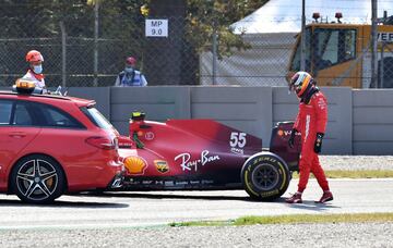 Carlos Sainz saliendo del monoplaza siniestrado.