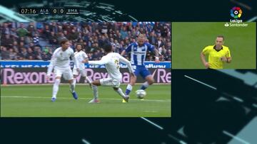 Aleix Vidal y el Alavés pidieron penalti de Militao