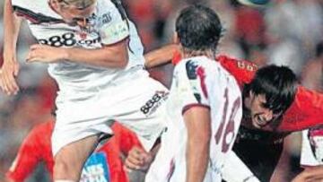 <b>SIN EFICACIA. </b>Poulsen intenta rematar de cabeza una de las llegadas del Sevilla sobre el área del Mallorca.