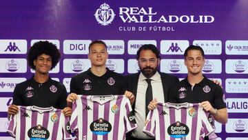 Valladolid 10/9/2025. De izquierda a derecha: Peter, Lachuer, y Tenés, junto a Víctor Orta, director deportivo Del Real Valladolid, presentados oficialmente como nuevos jugadores del Real Valladolid.
Photogenic/Miguel Ángel Santos