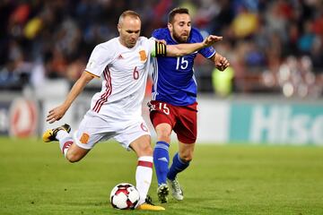 Andr¨¦s Iniesta y Seyhan Yildiz.