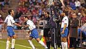 <B>RABIA INCONTENIDA</B>. La Romareda le despidió con una fuerte pita al entender que su encuentro había sido malo. El jugador dedicó a la grada un evidente gesto de rabia y tuvo que ser retirado por Juanele.