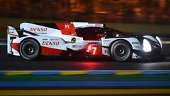 Kamui Kobayashi pilotando su Toyota TS050 Hybrid en Le Mans.