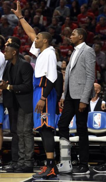 Kevin Durant tuvo que ver el partido de los Thunder desde el banquillo, con la pierna derecha aún inmovilizada.