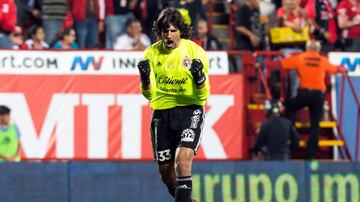 El '3' en un portero es una rareza. Pero el histórico portero del Atlante tenía una razón: lo usaba en honor a su padre, quien jugaba esa posición en el fútbol amateur (la numeración clásica estipula que el '3' era el defensor central izquierdo). Con los 'Potros de Hierro', Vilar ganó una liga y una Concacaf Liga de Campeones.