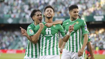 Álex Moreno celebra su gol.