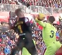 La mano de Piqué en el área que se les escapó al árbitro y al VAR