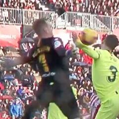 La mano de Piqué en el área que se les escapó al árbitro y al VAR