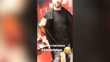 Neymar se mofa de la chaqueta de Piqué: "Llevas una manta"