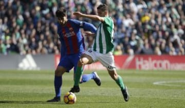 Denis Duárez y Alex Alegría pelean por el balón.
