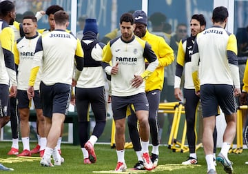 Ayze, in the middle of the image, Villarreal's training session.