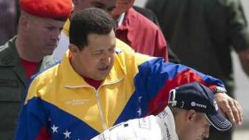 <b>TODO UN PAÍS. </b>Pastor Maldonado muestra a Hugo Chávez su monoplaza para la F-1.