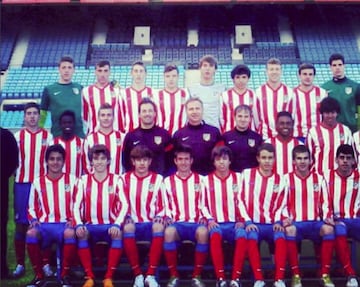 Empezó a jugar al fútbol en las categorías inferiores del Rayo Majadahonda. De ahí pasó a las categorías inferiores del Atlético de Madrid donde desarrolló casi toda su carrera como futbolista. Aquí le vemos en el equipo cadete A del Atleti.