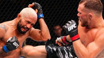 Deiveson Figueiredo y Petr Yan durante el UFC Macau.