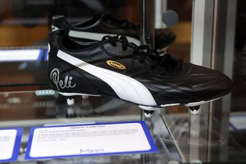 Las Rey Puma no pod¨ªan faltar en esta lista si estaban en los pies de uno de los mejores jugadores de la historia del f¨²tbol. El brasile?o las populariz¨® en Mundial de M¨¦xico 1970 cuando se arrodill¨®, se amarr¨® sus zapatillas Puma y se levant¨®. Parece algo muy com¨²n en un terreno de juego pero lo hizo O Rei.