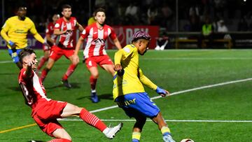 MANACOR, 31/10/2023. El defensa mexicano de la UD Las Palmas Julián Araujo (d) dispara para conseguir el primer gol del equipo canario ante el CD Manacor, durante el encuentro correspondiente a la primera eliminatoria de la Copa del Rey que se disputa hoy martes en el estadio Na Capelleirra de la localidad balear. EFE/MIQUEL A. BORRÀS
