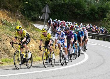 El ciclista holandés Dylan van Baarle, del equipo Visma-Lease a bike, el ciclista belga Victor Campenaerts, del equipo Visma-Lease a bike, y el ciclista australiano Jay Vine, del equipo UAE, viajan en el pelotón durante la undécima etapa.