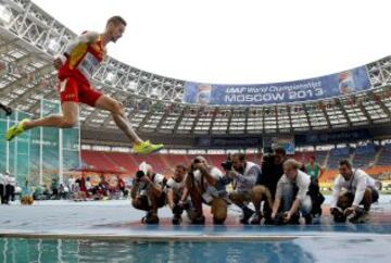 El atleta español Ángel Mullera durante la primera serie clasificatoria de los 3.00m obstáculos de los Mundiales de Atletismo Moscú 2013 que se celebran en el Estadio Olímpico Luzhnikí de la capital rusa