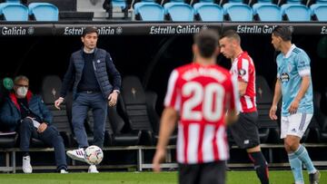 Marcelino toca balón ante el Celta.