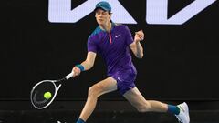 Jannik Sinner devuelve una bola durante su partido ante Denis Shapovalov en el Open de Australia.