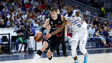 Mario Hezonja frente a Christian Eyenga en el derbi madrileño.