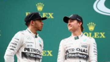 Lewis Hamilton y Nico Rosberg hablan en el podio de Austria.