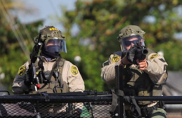 Mientras los 2,000 agentes de la Guardia Nacional ya se despliegan en los puntos críticos, Donald Trump ha dejado en el aire invocar el 'Insurrection Act' para hacer uso de las fuerzas militares en caso de rebelión o levantamiento civil. El republicano amagó con lo mismo en 2020, durante las protestas por el asesinato de George Floyd.