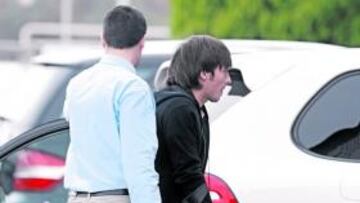 <b>CON MULETAS. </b>Silva se hizo pruebas a primera hora de la mañana.