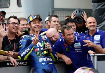 Valentino Rossi celebrando junto a su equipo la tercera plaza conseguida en la calificación del Gran Premio de Malasia. 