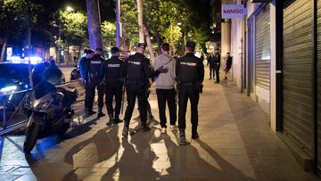 La Policía Nacional trabaja en la zona donde los candidatos Rocío Monasterio y Ortega Smith realizarán la pegada de carteles de Vox Madrid de cara al 28M, a 11 de mayo de 2023, en Madrid (España). Esta noche comienza de forma oficial la campaña electoral de las elecciones autonómicas y municipales en toda España. Este acto marca el inicio de la campaña electoral de Vox, de cara a las próximas elecciones municipales y autonómicas del 28 de mayo. La campaña dura 15 días, terminando el próximo 26 de mayo.
Diego Radamés / Europa Press
11/05/2023