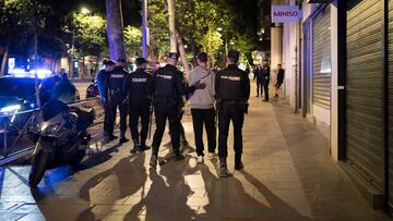La Polic¨ªa Nacional trabaja en la zona donde los candidatos Roc¨ªo Monasterio y Ortega Smith realizar¨¢n la pegada de carteles de Vox Madrid de cara al 28M, a 11 de mayo de 2023, en Madrid (Espa?a). Esta noche comienza de forma oficial la campa?a electoral de las elecciones auton¨®micas y municipales en toda Espa?a. Este acto marca el inicio de la campa?a electoral de Vox, de cara a las pr¨®ximas elecciones municipales y auton¨®micas del 28 de mayo. La campa?a dura 15 d¨ªas, terminando el pr¨®ximo 26 de mayo.
Diego Radam¨¦s / Europa Press
11/05/2023