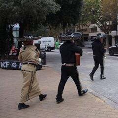 Aficionados contratan unos mariachis para que sigan a la directiva del Valencia