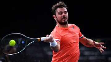 El tenista suizo Stanislas Wawrinka devuelve una bola durante su partido ante Alexander Zverev en el Masters 1.000 de Par&iacute;s de 2020.