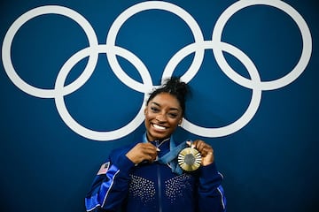 La norteamericana suma su segunda medalla de oro en París al ganar el concurso completo. Primer gimnasta, hombre o mujer, que gana el completo en ediciones no consecutivas de los Juegos.