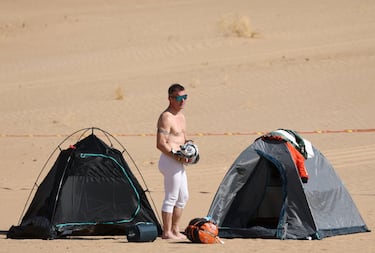 Sébastien Loeb, de Dacia, junto a las tiendas de campaña en el campamento del refugio tras la novena etapa. 