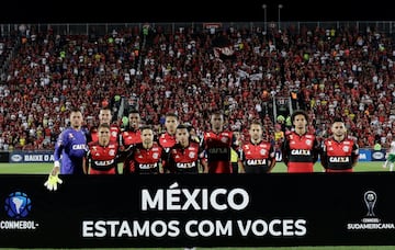 Los futbolistas del Flamengo también salieron con la misma manta en apoyo a México