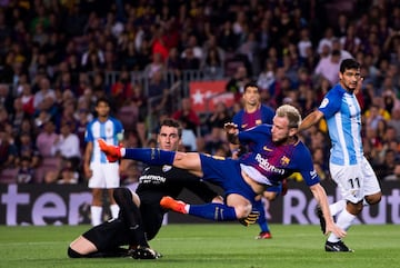 Ivan Rakitic ante Prieto.