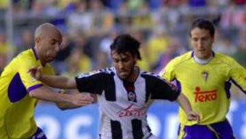 <b>HACE DOS AÑOS. </b>Mario Rosas controla un balón ante Raúl López, en presencia de Caneda, en la última visita albinegra al Carranza.