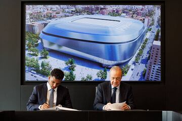 Rodrygo y Florentino firman el nuevo contrato del jugador.