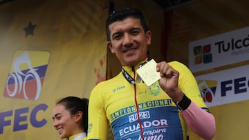 El ciclista ecuatoriano Richard Carapaz posa con la medalla de ganador del Campeonato Nacional de Ciclismo en Ruta de Ecuador, la primera carrera que corría con los colores del equipo EF Education-EasyPost.