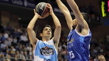 David Navarro, tira ante Edu Martínez, durante el Obradoiro-San Pablo Burgos.