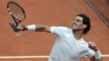 El tenista español Rafael Nadal celebra su victoria en el partido de primera ronda del torneo de Roland Garros.