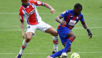 EIBAR, SPAIN - MAY 01: Deyverson of Deportivo Alaves and Papakouli Diop of SD Eibar battle for the ball during the La Liga Santander match between SD Eibar and Deportivo Alavés at Estadio Municipal de Ipurua on May 01, 2021 in Eibar, Spain. Sport