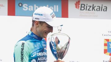 GRAFCAV711. KAMBO (FRANCIA) (FRANCIA), 02/04/2024.- El ciclista del equipo Decathlon AG2R La Mondiale Team Paul Lapeira celebra en el podio la victoria en la segunda etapa de la Itzulia Basque Country 2024 (Vuelta al País Vasco 2024) entre Irún y Kanbo, de 160 kilómetros de recorrido, la que presenta menos dificultades montañosas de la ronda vasca en esta edición. EFE/ Juan Herrero
