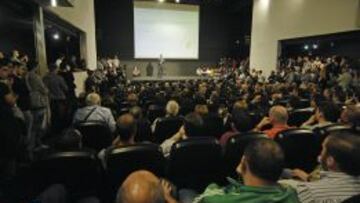 LLENAZO. Juan Anguix en un Centro de Congresos abarrotado.