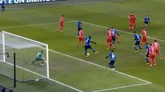 El remate de Alexis que Lautaro no llegó a definir en área chica